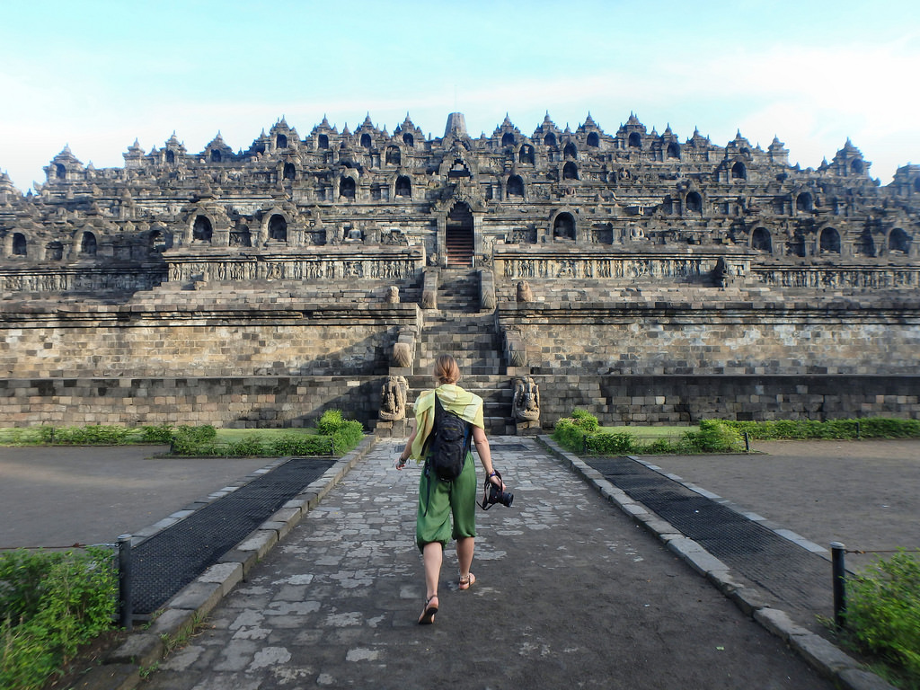 Quần thể đền Borobudur gồm nhiều tháp nhỏ bao bọc xung quanh một tháp chính cao 42m với 12 tầng tháp. Để lên đến đỉnh tháp cao nhất, bạn phải trèo lên các bậc thang và đi qua các hành lang của 12 tầng tháp với tổng chiều dài 5 km. Ảnh: Keïteï